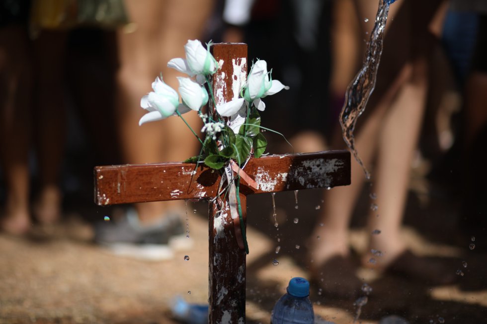 A água é despejada sobre as tumbas simbólicas daquela imensa vala comum. Molham a terra do que chamam de "campo santo". Ao final da caminhada, uma missa é celebrada em homenagem aos que perderam a vida na seca. 