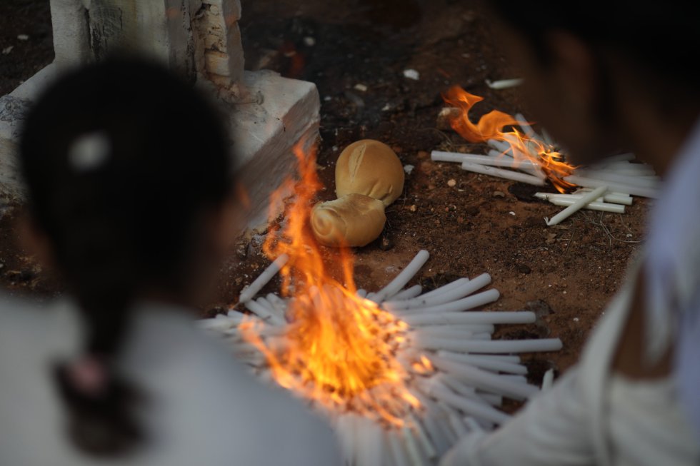 Os mortos eram tantos que acabavam sepultados aos montes, com cerca de 25 amontoados em valas abertas na terra rasa toda manhã. Se o número não fechasse, os buracos permaneciam, à espera dos novos mortos que apareceriam na madrugada. Hoje, há um cemitério no local, mas é apenas simbólico. Por isso, velas são acendidas aos montes ao final da caminhada.