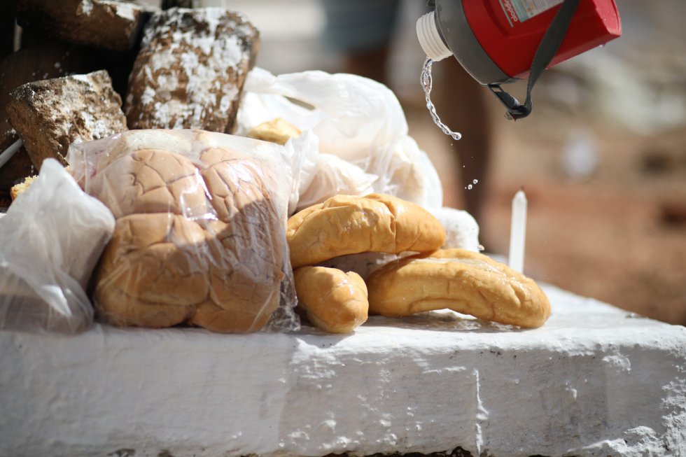 Os romeiros costumam deixar pão e água no simbólico cemitério da barragem do Patu. A oferenda para quem morreu de fome e de sede é uma forma de demonstrar empatia por aquele sofrimento. 