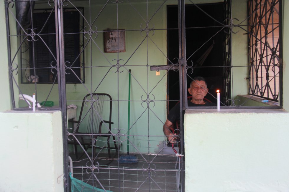 Mesmo quem não acompanha a caminhada, organizada há três décadas pela igreja católica, costuma acender velas nas fachadas de casa para homenagear aos que morreram nos campos de concentração. 