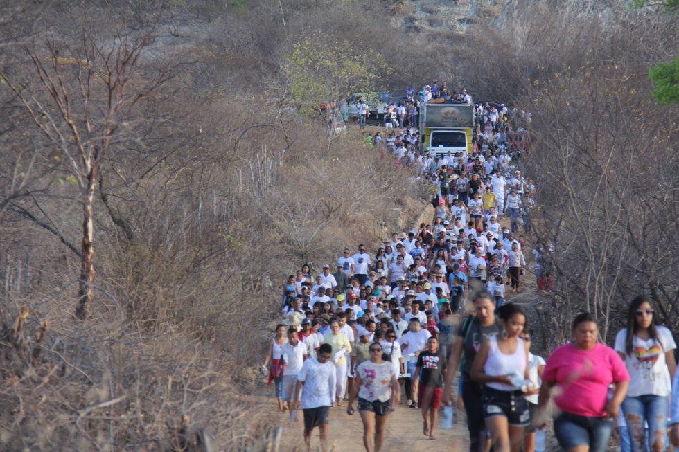 Milhares de pessoas se enfileiravam pelos caminhos de terra batida que cortavam os casarões da Barragem do Patu, em Senador Pompeu, para tentar escapar da seca. Chegavam em um dos seis campos de concentração que existiram no Ceará caindo de fraqueza, movidos pela notícia que se espalhara no sertão naquele 1932, de que ali o Governo dava comer e trabalho para os retirantes construirem um açude que havia sido prometido desde a Seca do Quinze. Todos os anos, milhares de pessoas participam de uma caminhada para homenagear aqueles que morreram nestes campos de tormento.