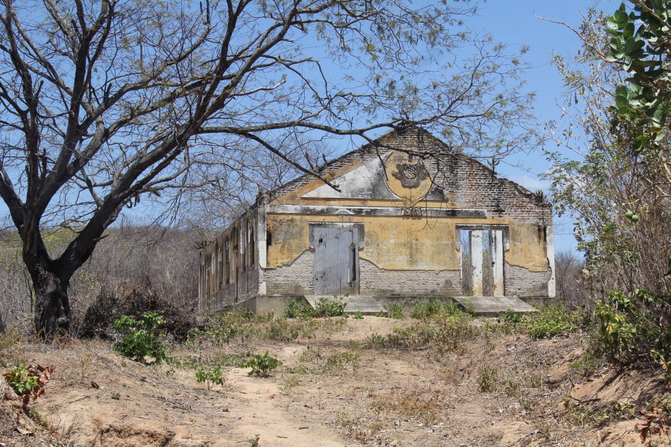 Exaustos de cansaço e fome, os retirantes da seca descobriam o engano na chegada. O terreno tinha alguns casarões, onde se distribuía feijão. Mas quem chegava ali precisava se abrigar em barracos ocupados. Milhares de pessoas perdiam a própria identidade para o rótulo de flagelado. E ali, deixavam de se sentir gente para viver como bicho, dormindo ao relento e esperando em longas filas o que chamavam de "ração", um feijão preto difícil de cozinhar. Vigiados por funcionários do Governo, não podiam deixar aquele lugar. 