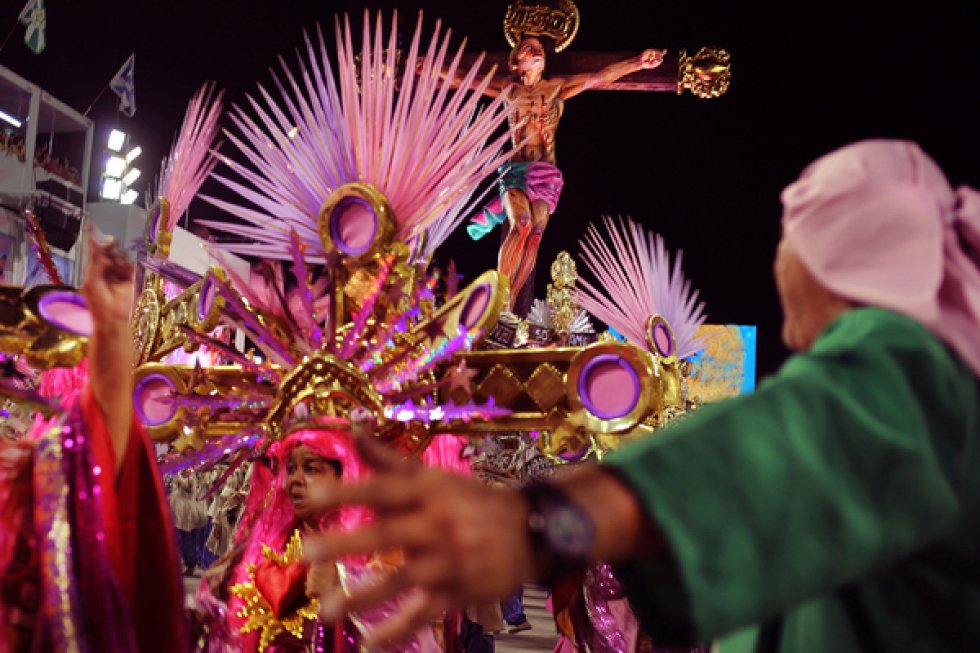 A Mangueira fez um dos mais polêmicos – e belos – desfiles da história da Marquês de Sapucaí.