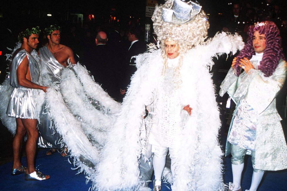 O mito da música internacional se tornou Luís XIV da França na festa temática que organizou em 1997 em Nova York para celebrar seu 50º aniversário e que contou com a presença de 600 convidados. O traje e a peruca –encimados por um navio de guerra espanhol-- eram de tal dimensão que tiveram que ser transportados em um carro separado e com a ajuda de dois pajens. Há rumores de que a festa custou ao Rocketman o equivalente a 3,3 bilhões de reais.