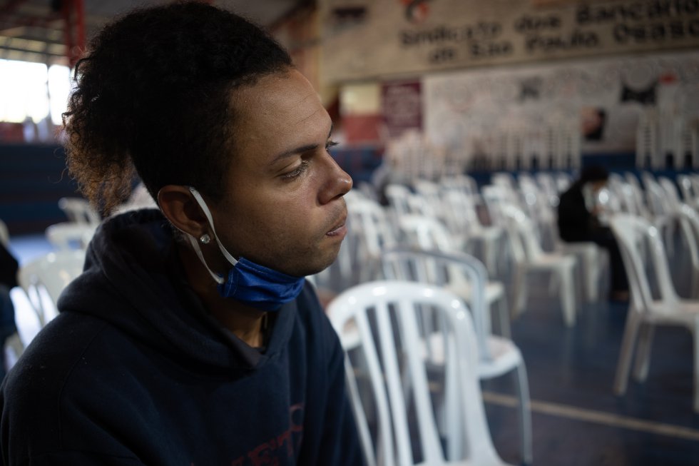 Robson Vasconcelos, de 28 anos, já está há alguns meses morando em um albergue que acolhe pessoas em situação de rua. Mesmo com o auxílio emergencial, ele não conseguiu achar um local para alugar. "Na verdade consegui comprar um pouco de roupa e um celular", conta.