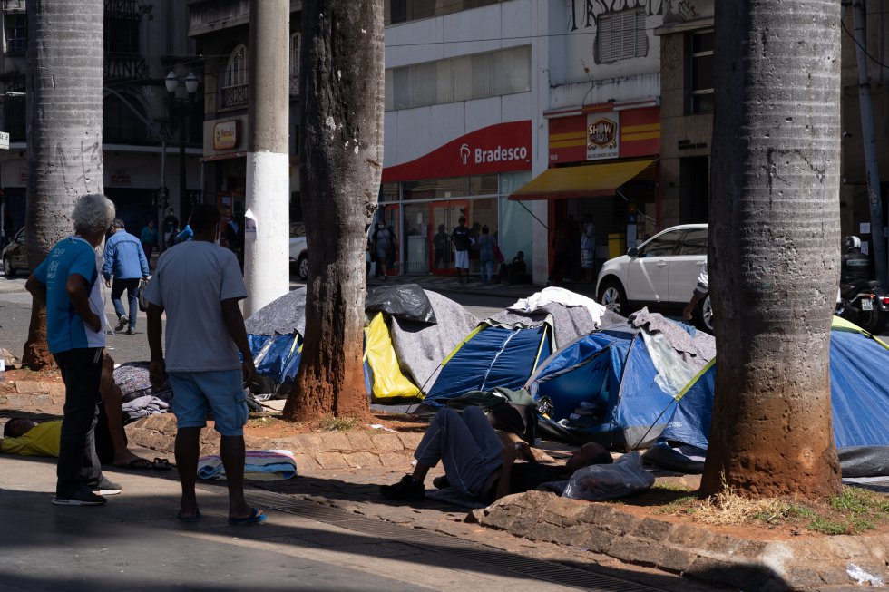 Segundo o censo municipal de São Paulo, a população de rua na cidade somou 24.344 pessoas em 2019, um salto de 53% em quatro anos. Em 2015, as pessoas nessa situação somavam 15.900.