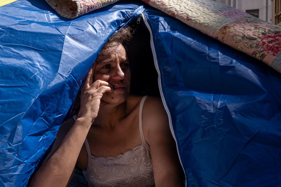 Maria Ursula Gomes, de 43 anos, vive em uma barraca no centro da cidade há vários meses. com problemas de saúde, ela tenta uma aposentadoria por invalidez. "É a única forma de eu sair da rua".