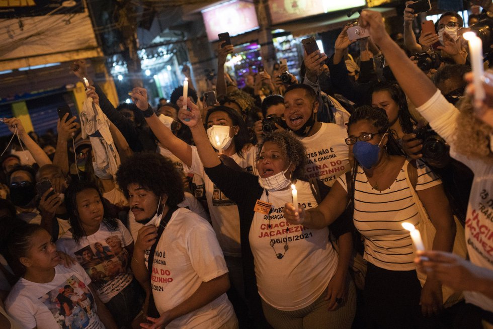 Com camisas lembrando a chacina e velas, moradores percorreram as ruas do Jacarezinho.