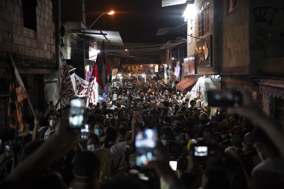 A polícia nega que tenha cometido abusos na operação que desafia ordem do STF que veta ações em favelas durante a pandemia. “As investigações continuam, outras operações virão”, afirmou o delegado Rodrigo Oliveira.