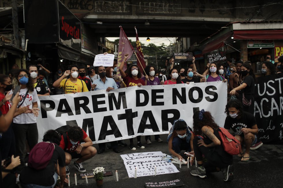 Ativistas e parentes das vítimas da chacina exibem o cartaz: "Parem de nos matar". 