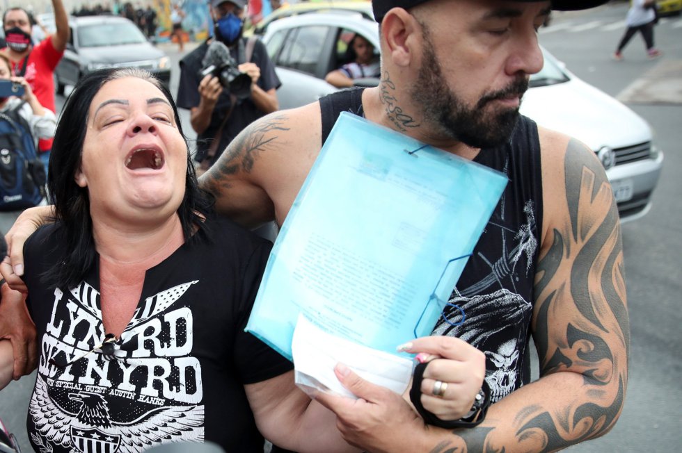 Adriana, mãe de uma das vítimas, durante o protesto.