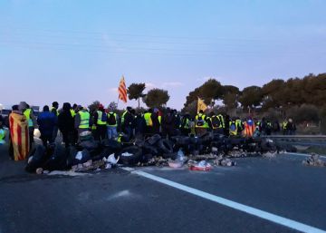 Los CDR bloquean todo el día la autopista AP-7 en Tarragona sin intervención de los Mossos