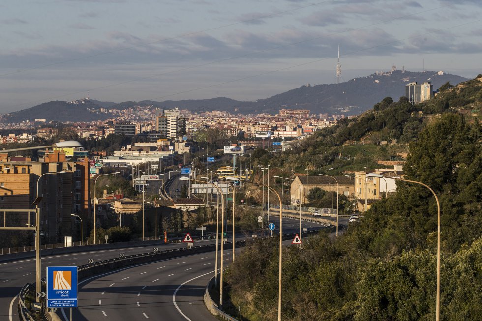 Autopista de entrada a Barcelona, sin tráfico.