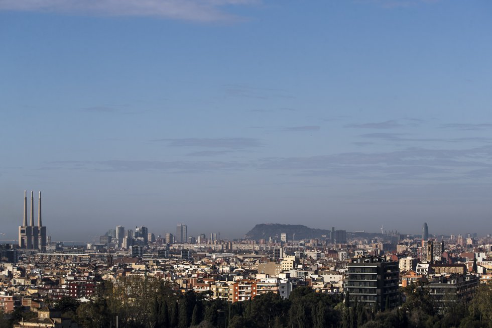Barcelona, con la montaña de Montjuïc al fondo.