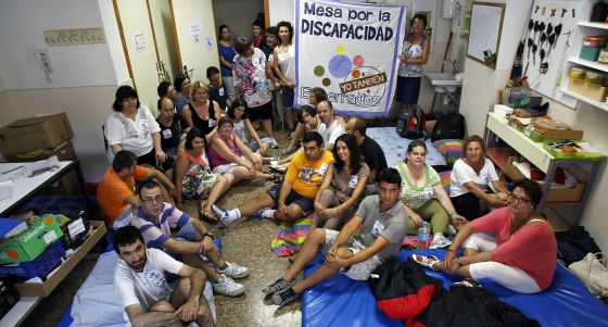 Los Discapacitados Reclaman Con Encierros Las Deudas Del Consell Comunidad Valenciana El Pais