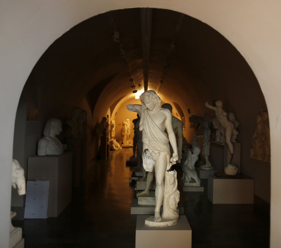 Perspectiva de una de las galerías de la Gipsoteca de la Real Academia de Bellas Artes de San Fernando. Tradicionalmente, uno de los usos de estos yesos ha sido en la enseñanza del dibujo, donde se empieza por fragmentos del cuerpo hasta pasar a la figura humana completa. En tiempos de Juan Valera (que fue embajador en el país luso), España regaló a Portugal una colección de yesos que dio origen a la Gipsoteca de Lisboa.