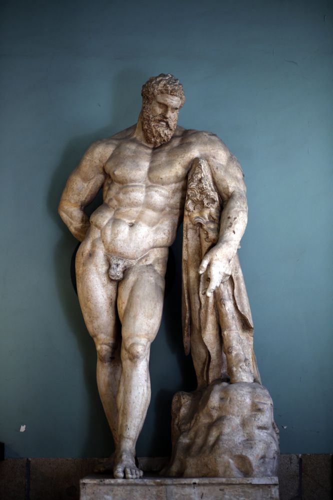 Yeso monumental del Hércules Farnesio, también traído a Madrid por Velázquez desde Roma, y es la única pervivencia que existe hoy de la estatua con los añadidos de las piernas del siglo XVI hechas por Guglielmo della Porta (c. 1500-1577); también falta la cabeza del león, añadida después. El verde de la pared del fondo se obtuvo recientemente de unas gotas que habían salpicado la estatua en el siglo XVIII y reproduce el tono original de la ubicación primitiva en el Alcázar de los Austrias de Madrid.