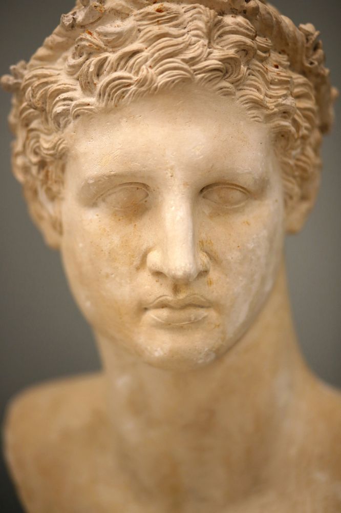 Detalle de un busto romano antiguo. Yeso de las colecciones del Taller de Vaciados de la Real Academia de Bellas Artes de San Fernando. Las llamadas “costuras” permiten identificar y establecer de qué moldes han sido sacadas las piezas, pues nunca son iguales. Substancialmente la manufactura sigue siendo la misma desde el siglo XVIII a hoy.
