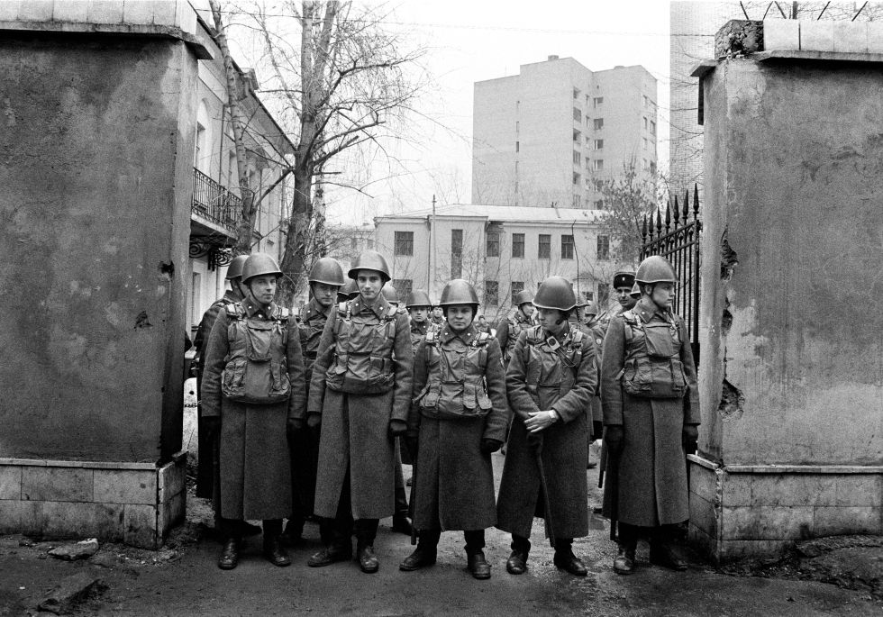 Moscú, bulevard Zúbovski, 1990. Esperando el paso de los casi 300.000 participantes en una de les manifestaciones más grandes de la oposición democrática.