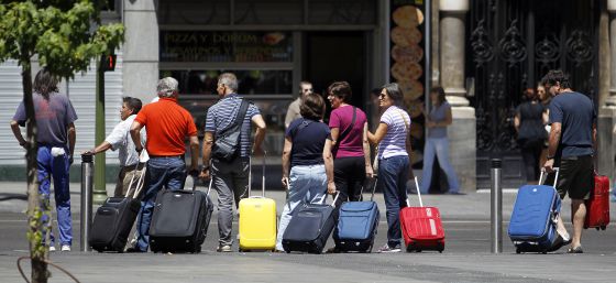 Resultado de imagen de TURISTAS EN MADRID