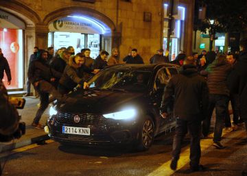 La protesta de los taxistas en Barcelona deriva en agresiones a conductores de VTC y periodistas