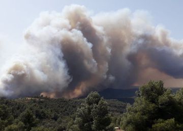 Un incendio descontrolado quema ya 2.500 hectáreas en Tarragona