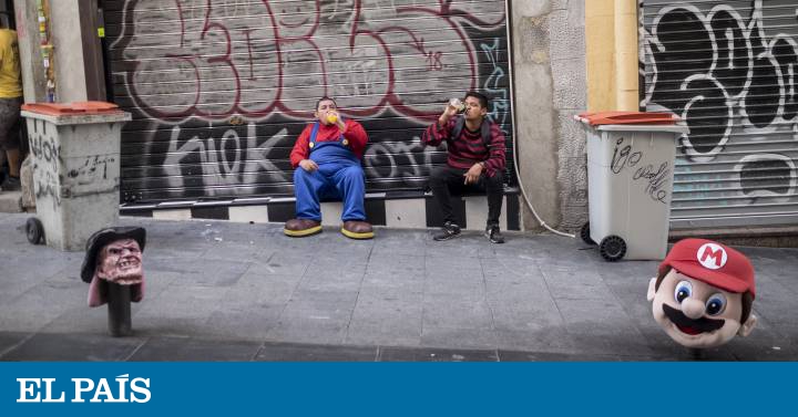 La vida debajo de los muñecos de la Puerta del Sol