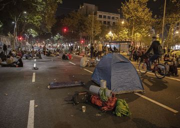Al menos dos detenidos en el desalojo de la acampada de plaza Universitat de Barcelona