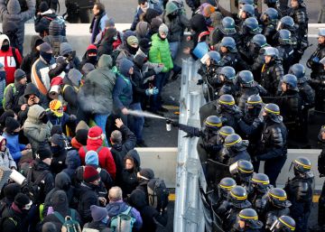 Nineteen arrested as police clear Catalan protesters from French border
