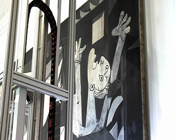 El robot que destripa el 'Guernica'