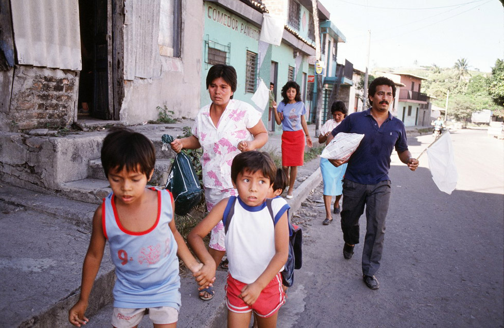 Resultado de imagen para niÃ±a abrazada guerra el salvador