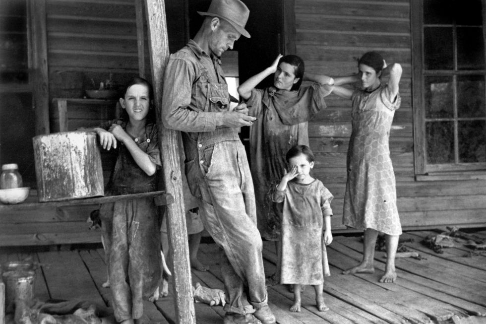 El granjero Floyd Burroughs y los niños de los Tingle. El 60% de las personas que vivían del algodón en los treinta no tenían tierras en propiedad.