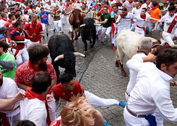 Segundo encierro de San Fermín 2018 con una limpia y lluviosa carrera de los toros de José Escolar