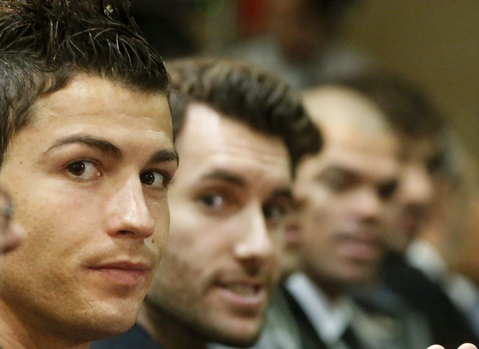 A la comida han asistido los integrantes de las plantillas de fútbol y baloncesto. En primer plano, Cristiano Ronaldo, y a su lado, Rudy Fernández