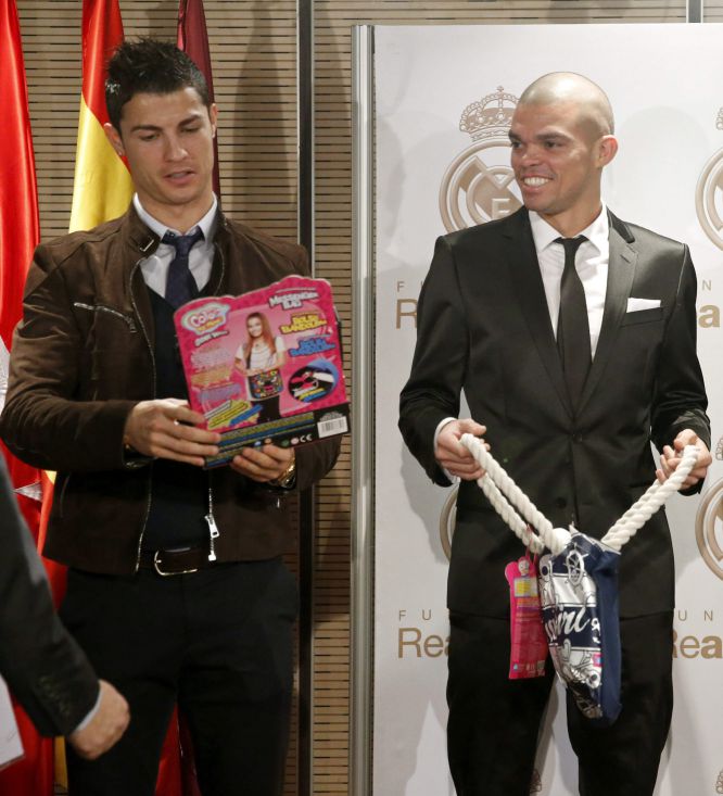 Cristiano Ronaldo y Pepe, con regalos para los niños