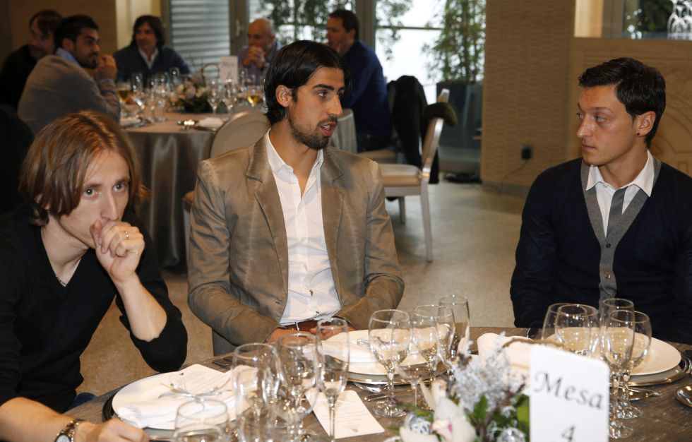 De izquierda a derecha, Modric, Khedira y Özil, durante la comida