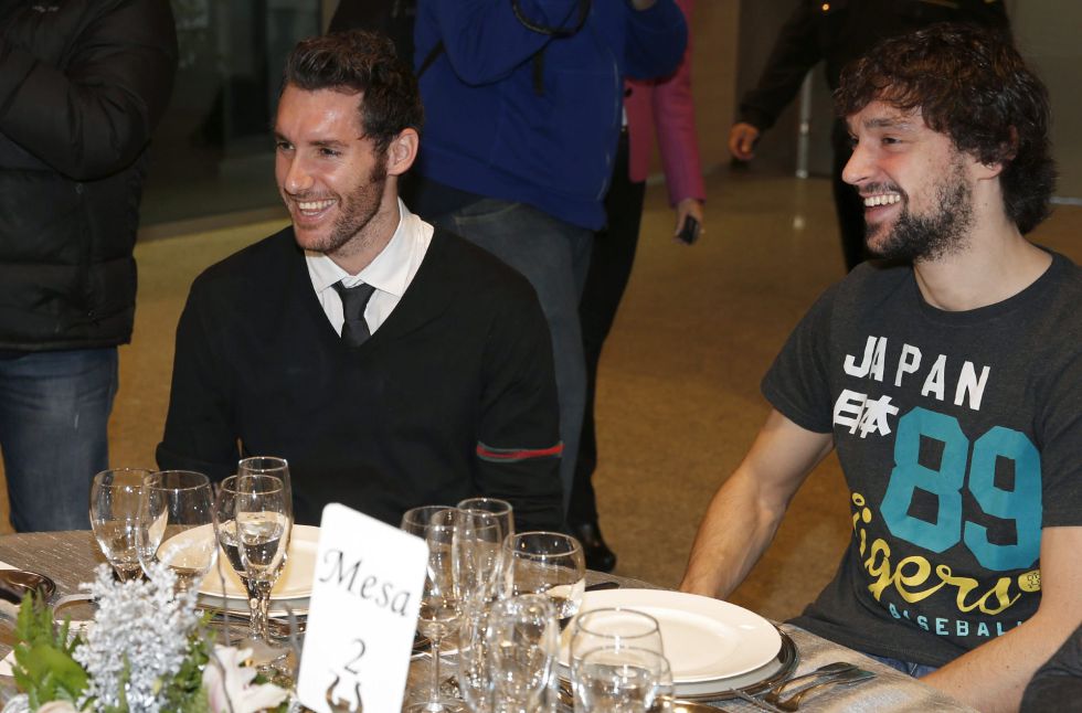 Rudy Fernández y Sergio Llull, durante la tradicional comida de Navidad.
