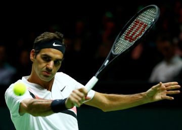 Federer, nuevo número uno, desafía al tiempo