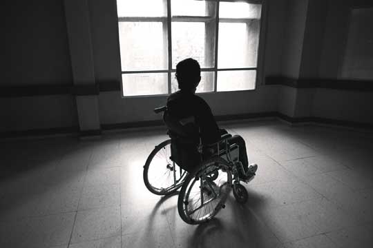 Una persona en una silla de ruedas en el hospital de Toledo | Edición ...