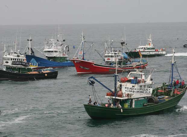 Varios barcos de bajura durante una protesta por la crisis 