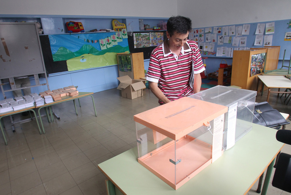 Preparacion De Urnas En Un Colegio Electoral Edicion Impresa El Pais