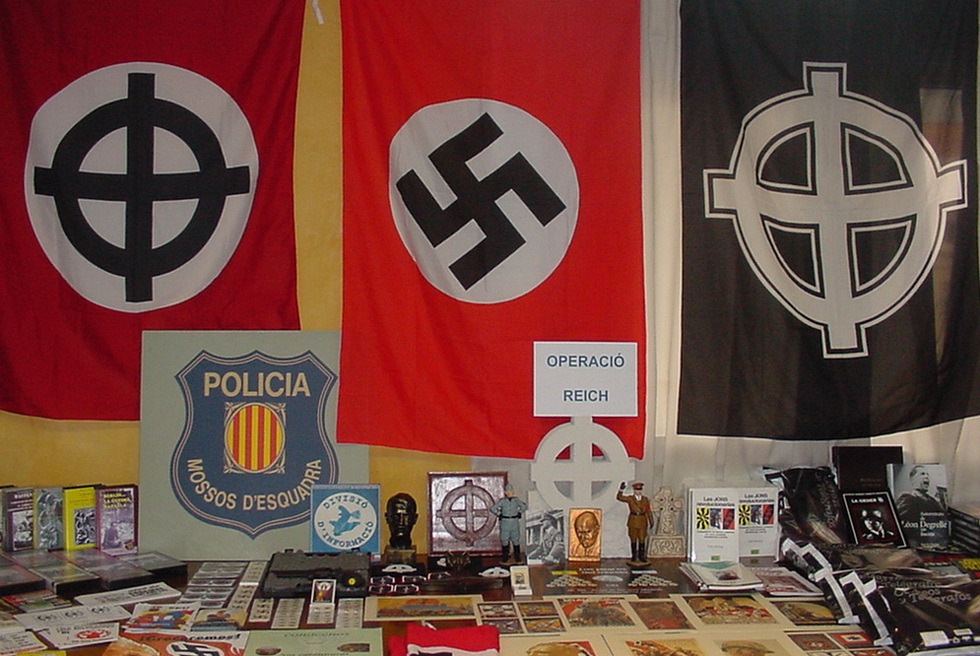 Material con simbología nazi Edición impresa EL PAÍS Material con simbología nazi Edición impresa EL PAÍS