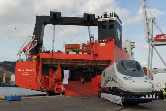 Talgo Traslada En Barco A Arabia Saudi El Primer Tren Para El Ave A La Meca Economia El Pais
