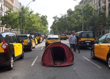 La huelga de taxistas se extiende a las principales ciudades a la espera de la reunión con Fomento