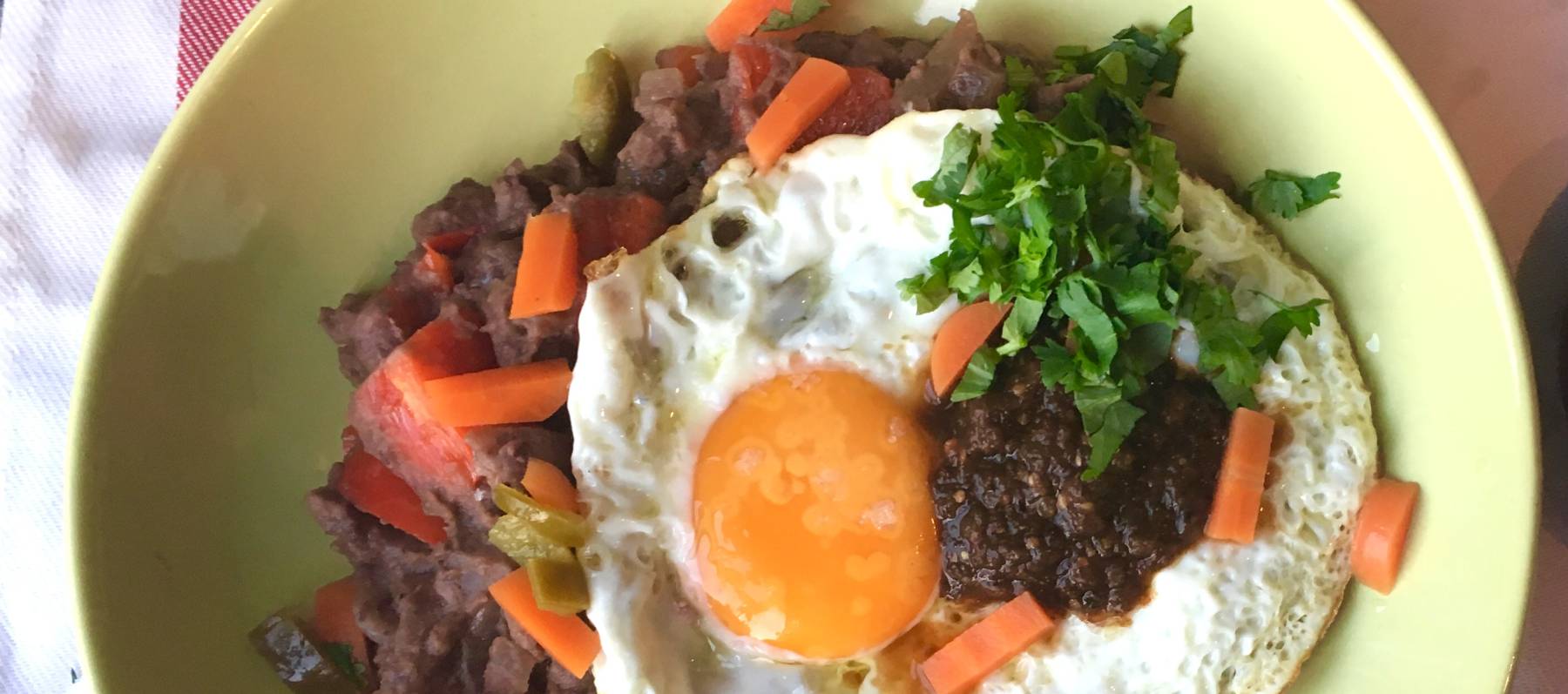 Ensalada con las setas y frijoles para el invierno Ensalada con las setas y frijoles para el invierno