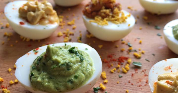 Huevos rellenos de todo | Recetas El Comidista EL PAÍS