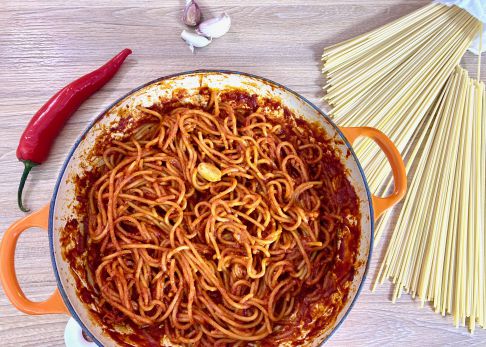 Espaguetis a la asesina: la receta de pasta que no se cuece en agua