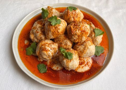 Albóndigas de marisco con salsa de cacahuete y coco