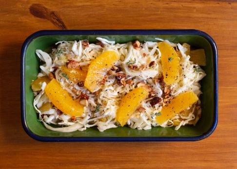 Ensalada de col y naranja con vinagreta de tomillo