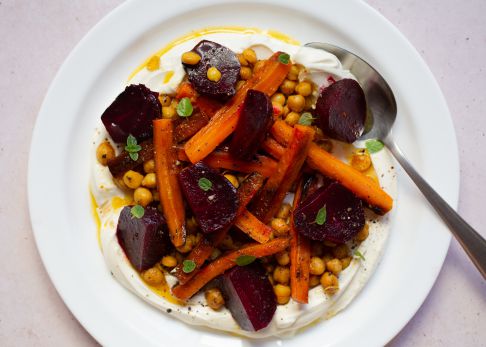 Remolachas y zanahorias asadas con labneh y garbanzos picantes